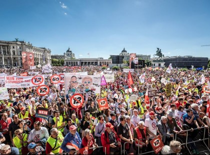 Drámai a helyzet, brutális tömeg tüntet Bécsben a kötelező oltás ellen. Maszk nélkül vonul az 100 ezer ember