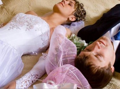 A friss házasok eldöntötték, hogy házasságuk első napján senkinek sem nyitnak ajtót! Nem véletlenül: