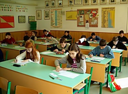 Kiröhögte a tanár a 14 éves gyermekem, mert csak 