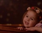 A hároméves kislány egy Disney dalt énekel. Amikor apukája is csatlakozik hozzá, mindenkinek eláll a lélegzete: