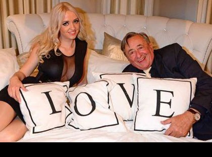 Feleségül ment a 22 éves pláza cica a 77 éves milliárdoshoz...a halálakor jött az őrjöngés, mikor megtudta a szőkeség, hogy...