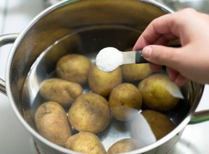 Drága nagyim mindig cukros vízben főzte a burgonyát! Még ma is a számban érzem mennyei krumplijának ízét