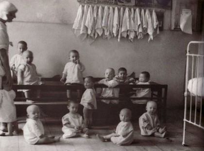 Egyetlen baba sem sír ebben az árvaházban. Amikor a nő rájön az okára, a vér is meghűl az ereiben