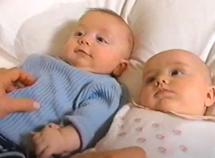 57 évesen szülte meg ikreit, így néz ki 16 évvel később a boldog anyuka: nem véletlenül büszkék rá a gyerekek