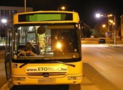 Hosszú műszak után, nagyon fáradt volt a Győrben dolgozó lány és elaludt a buszon. A végállomáson ébredt fel, de amit a buszsofőr ezután tett arra nehéz szavakat találni!