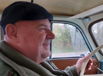 56 éves vagyok.. nem Kádárt sírom vissza, hanem azt a jólétet, ami akkor volt..Aki 50-60 éves, biztos, hogy egyetért ezzel az írással