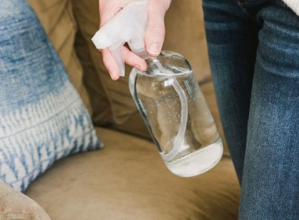 Anyósom minden héten ecetet fúj az ülőgarnitúrára - először azt hittem, megőrült. Ám mióta elmondta az okát, én is így teszek!