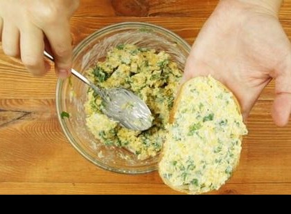 Ebből az ínyencségből sose tudok eleget csinálni, ha vendégség van nálunk! Isteni fokhagymakrém kenyéren: