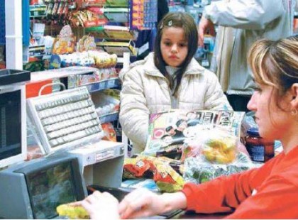 A kislány megvett egy játékot, de a kasszánál azonnal eldugták a pultba. A pénztáros jól tudta, miért teszi: