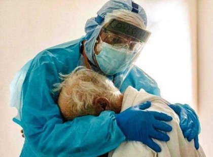 Ha már vánszorgó lépteim nehezedre esik, akkor is bánj velem emberként.. egyszer is én voltam fiatal, és te is leszel öreg...