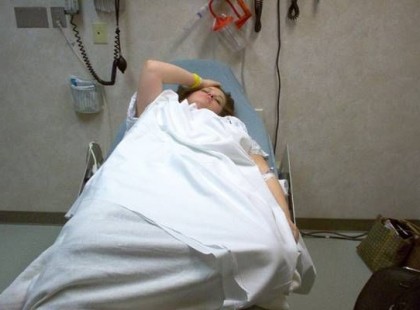 Családja lekapcsolja a gépekről, és biztosak benne, hogy meghal. De aztán férje a fülébe súg...