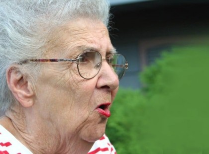 Az idős néni a piacról hazaindulva 4 férfit talál az autójában. Ami ezután történik… Sírtunk a nevetéstől!