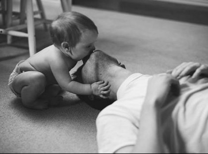 A feleség mérgében otthagyta a gyermekét apjával… 2 nap múlva könnyes szemmel olvasta ezt a levelet: