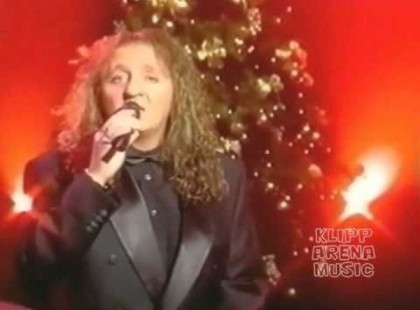 Zámbó Jimmy gyönyörű karácsonyi dalával kívánunk boldog karácsonyt minden kedves olvasónknak: