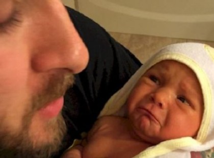 Az apa ezt a fotót posztolja kislányáról, nem is sejti, hogy ezzel az életét menti meg!