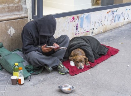 A fiú minden egyes nap ad némi aprót a koldusnak. Ám egy reggel nyomát sem találja, szőrén-szálán eltűnt! Hosszú évek múlva megállítja egy férfi az utcán: