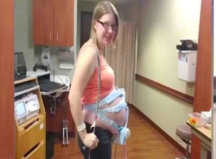 A várandós anya beáll a fotó erejéig. Utána az orvos olyat közöl vele, amitől lesápad