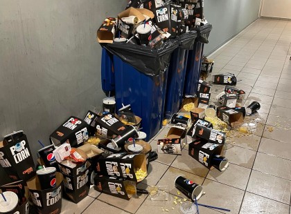 Takarítónő vagyok a plázában.. Egy-egy film után ilyen gusztustalanságot hagynak nekem hátra a fiatalok...