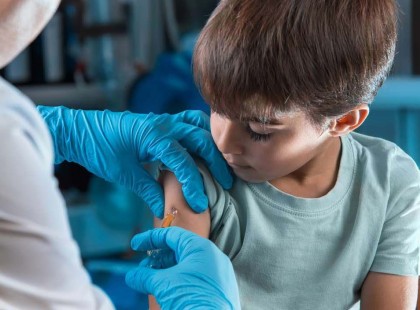 Egy 10 éves kisfiú kapta meg az első adag, gyerekeknek szánt oltást!Ilyen mellékhatások lehetnek .íme: