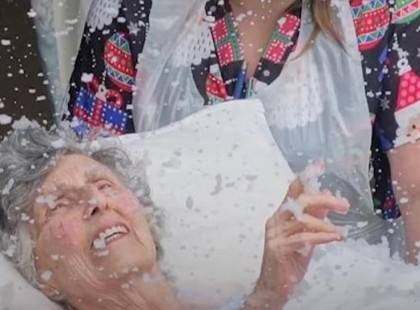 Ezt tették a nővérek a halálos beteg nénivel! A nővérek kitolták a halálos beteg asszonyt az udvarra, ahol csak úgy zúdult rá a hó (videó)