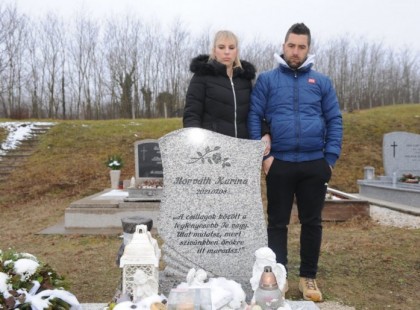 Norbi hallotta, hogy felsír a kisbabája a szülőszobán, az orvos szerint halva született.. Eltemették a kicsit