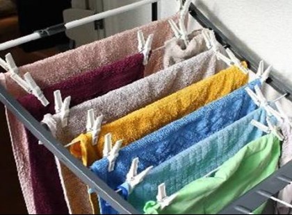 A sógornőm pár röpke szempillantás alatt szárítja meg a ruháit, pedig nincs szárítógépe. Elárulta, hogyan csinálja: