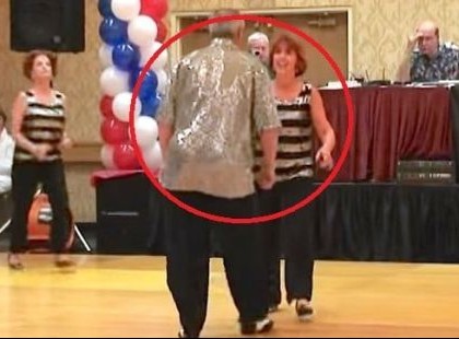 A pár táncolni kezd, ám egy másik nő is beszalad a parkettre. Ekkor olyasmi történik, amitől mindenkinek leesik az álla!