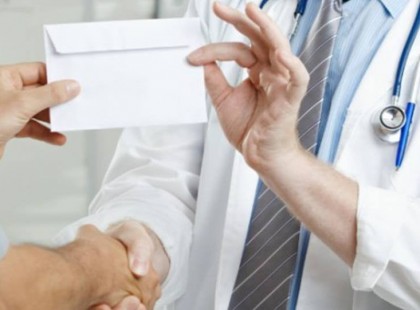 A beteg pénz helyett egy cetlit tett a borítékba, amire EZT írta. Majd megfulladt mindenki a nevetéstől!