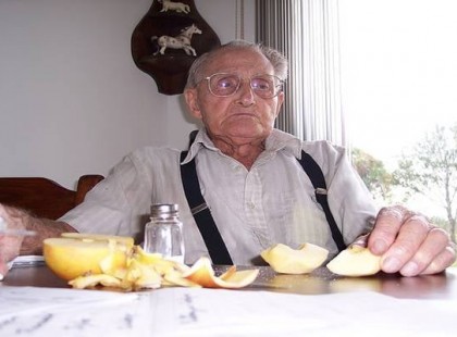 Egy 80 éves bácsi ebédelni készül a 45 éves, tanult fiával. Az öreg felbosszantotta a fiát, mire olyan választ kapott amit élete végig nem felejt majd el