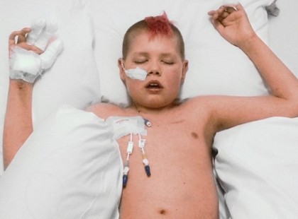 A 13 éves fiú könyörgött az anyjának, hogy vágják le a kezét. Az apa ekkor olyat tett...