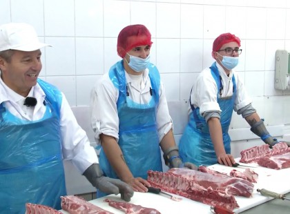 Ez lesz.... - Jó napot! 2 kiló combot kérnék. - Sajnos elfogyott! - De hát most lett hatósági áras! NA pont ezért....