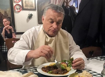 Nekem azt tanították, ha tele van a hűtő és a kamra, úgy át lehet vészelni. Akkor nem érezzük, hogy csórók vagyunk. Azt nem tanították..