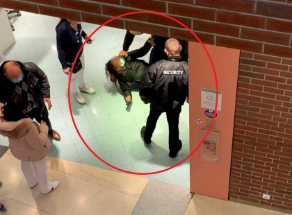 Földhöz vertek egy asszonyt a biztonsági őrök a Corvin Plázában, visított mint egy kismalac - Videó