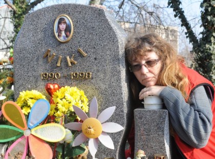 Amíg él gyászolja a kislányát Szathmáry Niki édesanyja..A 7 éves kislány eltűnése, és halála megrázta az országot