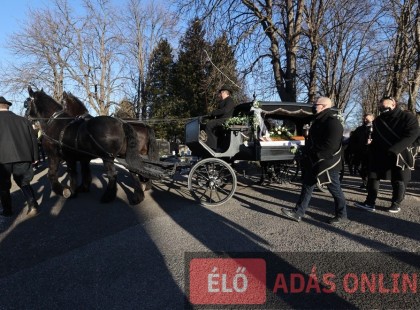 Éjfekete lovak húzzák a fekete hintót.. Örök nyugalomra helyezték Babicsek Bernátot.. Megható helyszíni képek..