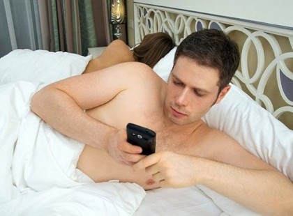 A feleség rájön, hogy a férjének szeretője van. Aztán szervez neki egy olyan szülinapi ajándékot, amit soha nem fog elfelejteni