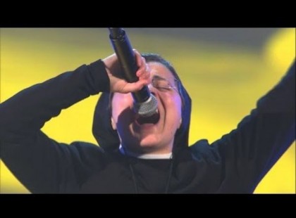 Amikor meglátják az apácát a színpadon nem hisznek a szemüknek, majd megszólal a zene és tátva maradt mindenki szája