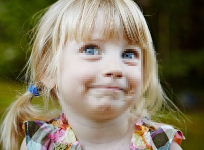 Tragédia történt, holtan találták egy 2 éves magyar kislányt..az anya tagadott, de a Rendőrök ütés nyomokat találtak az egész testén..