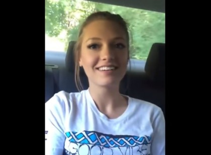 A lány úgy tudja, hogy az apja bulizni viszi őt, de az apa egy másik ház előtt fékez le a kocsijával. A lánynak szinte záporoznak a könnyei: