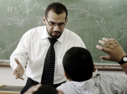 A tanár az egész osztály előtt porig alázta Misikét, mert az anyukája takarítónő. Az osztálytalálkozón olyan mélyütést kap, hogy beléfagy a szó