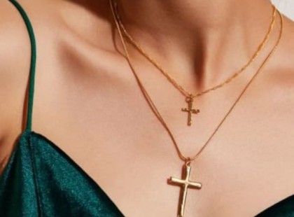 Amiről sokan nem tudnak: ez történik azokkal, akik keresztet viselnek a nyakukban!