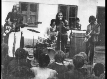 Aki felismeri ezt a régi dalt, annak minden elismerésünk! Hihetetlen, de már több, mint 50 éves..