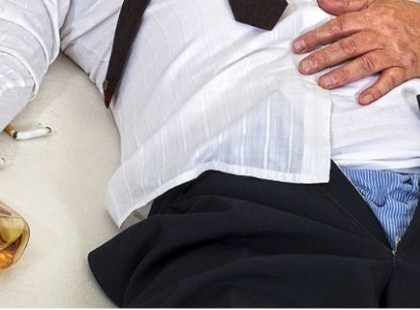 Le akarta húzni férje nadrágját, de a férfi üvöltve tiltakozott. A feleség ennyire boldog még soha nem volt!