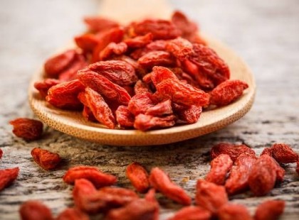 Lassítja az öregedést, enyhíti az ízületi panaszokat, csökkenti a rák kockázatát, gyulladáscsökkentő: a világon mindenhol ismerik, csak itthon nem. Te tudod mi van a képen?