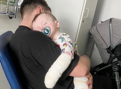 A bölcsődéből hívták az anyukát, azonnal jöjjön a gyerekért! Amikor megérkezett, sokkot kapott attól, amit látott!Feljelentés lett a vége.