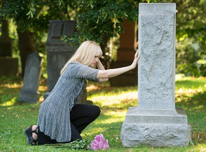 Meghalt a vőlegényem.. az anyósom pedig követeli vissza az eljegyzési gyűrűt..még alig temettük el szegényt..