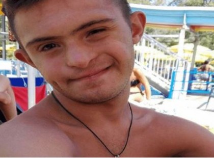 A két kislány fuldokolni kezd: egyetlen reményük a Down-szindrómás fiú, csakhogy...