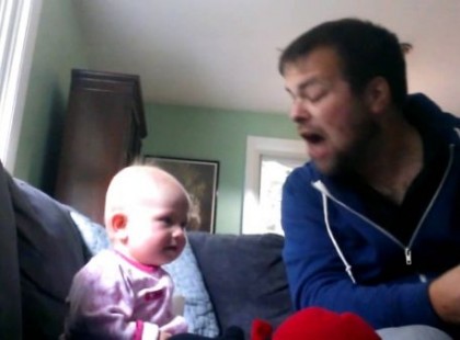 A kislányt a nagybátyjánál hagyják. Az anyukája megnézi a videót, és szóhoz sem jut!