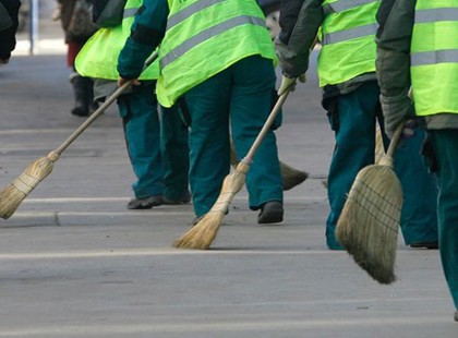 A közmunkás havi nettó fizetése 56 ezer ft. Ha 24 munkanapot veszünk számításba akkor, 2355 Ft-ot visz haza naponta. Az 294 óránként..