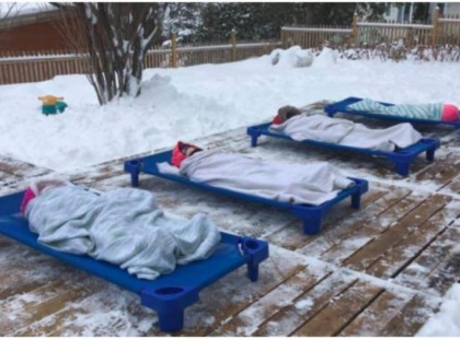 Kint altatták az óvodásokat a dermesztő hidegben, ebben az óvodában, botrány kezd kibontakozni